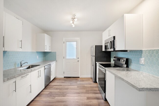 Building Photo - Beautiful 2 bedroom with private backyard