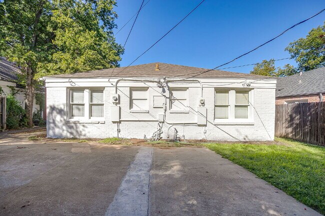 Building Photo - Adorable 1-Bedroom Duplex located near dow...