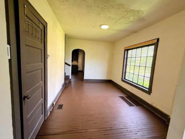 Building Photo - 2048 2nd St NE