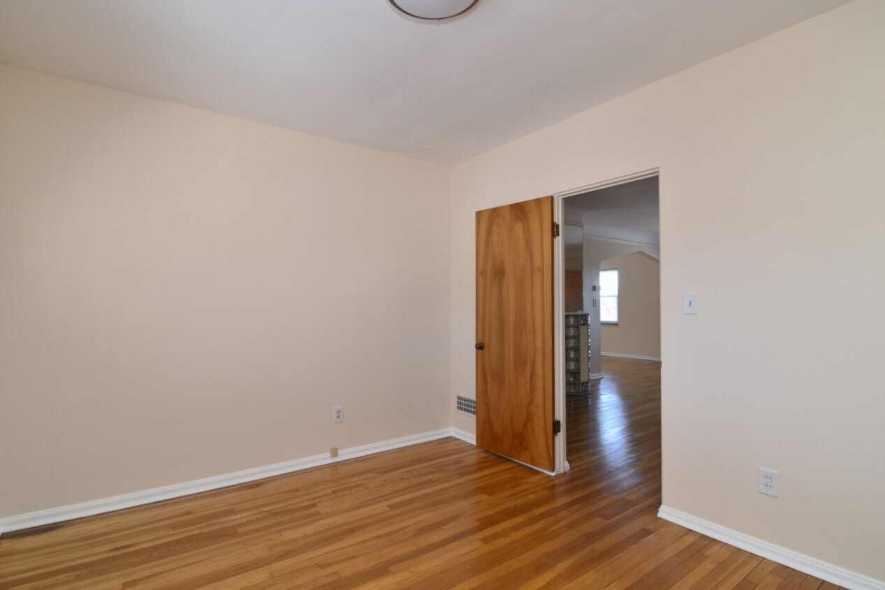 Building Photo - 2025 Riverside Dr