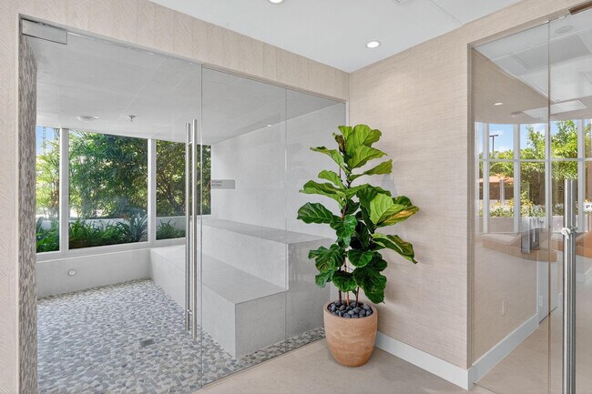 Building Photo - 700 NE 24th St