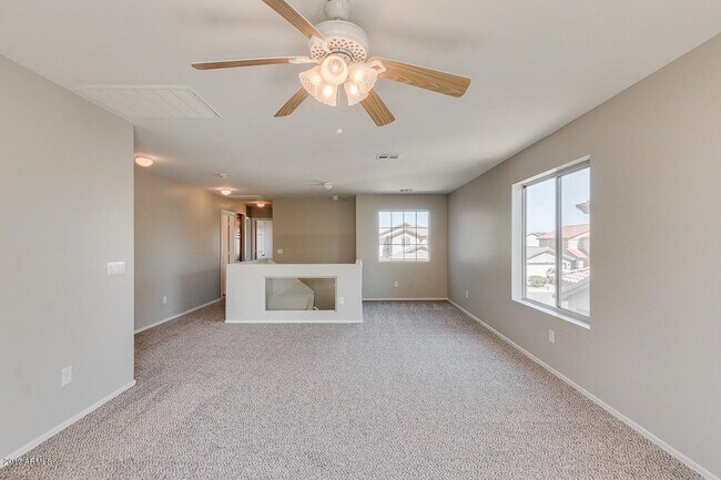Building Photo - 4BR 3 FULL BATHROOMS W/ HUGE LOFT AND LARGE MASTER