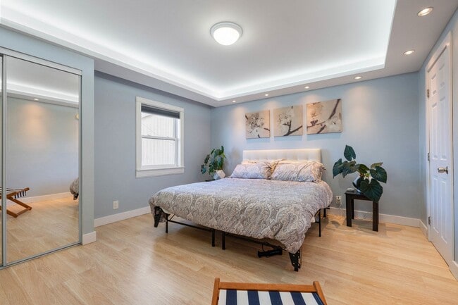Building Photo - UPDATED LARGE BRIGHT 1800sf 3BR/2BA/1GR In...