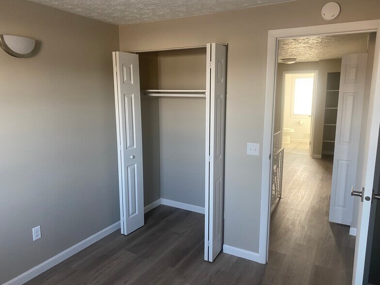 Building Photo - 74 Willowick Dr