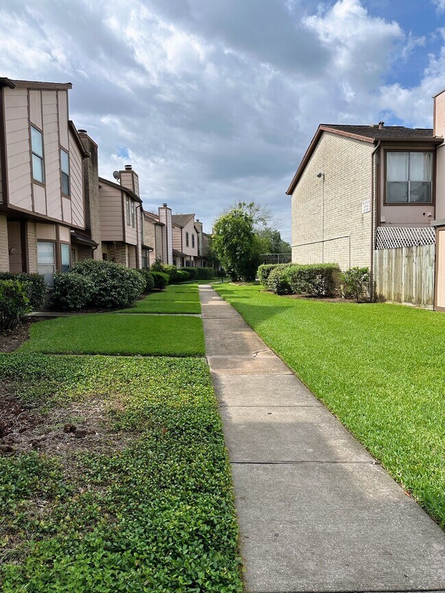 Building Photo - 12400 Brookglade Cir