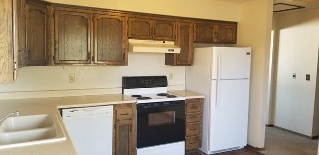 Building Photo - 2 Bed, 1 & 1/2 Bath, 1 Car Garage Duplex off of Patterson!!!!