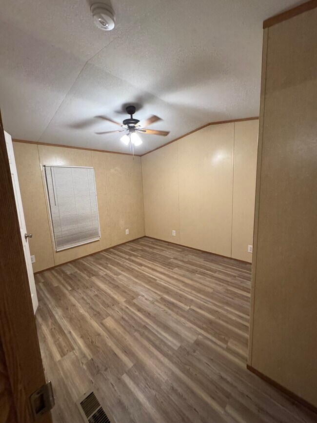 Building Photo - Early Bird Estates Unit #16