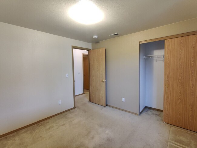 Building Photo - West Pasco Location close to Rd 100 interc...