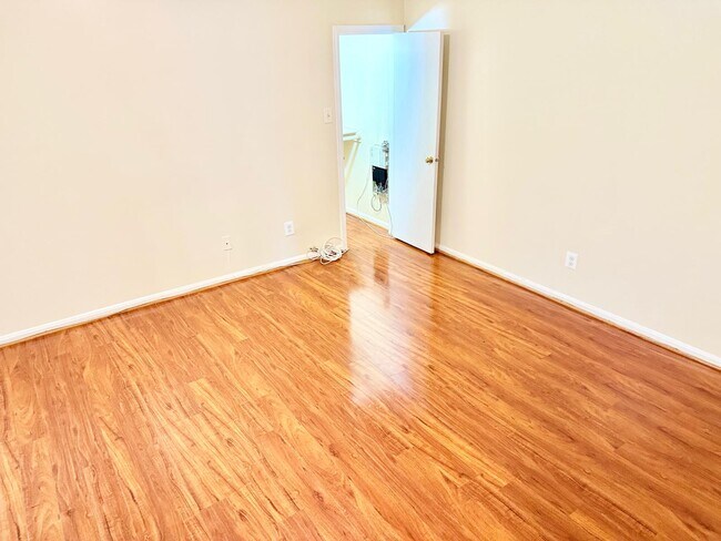 Building Photo - 3109 Patrick Henry Dr