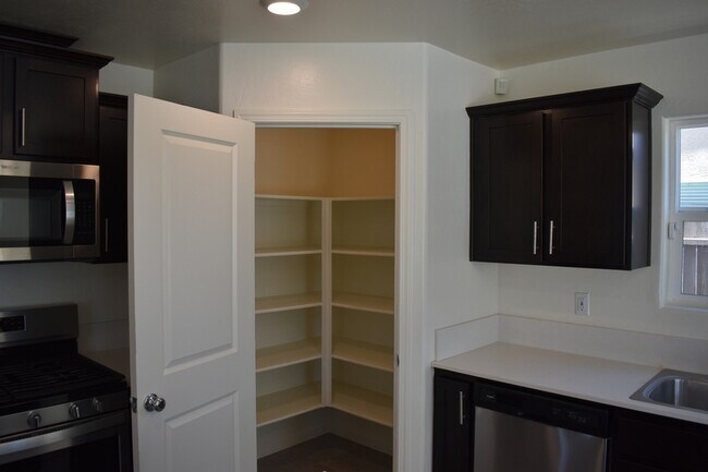 Building Photo - 698 Jessie Dr