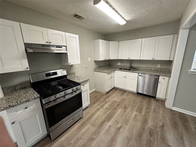 Building Photo - 5822 Glenhurst Dr