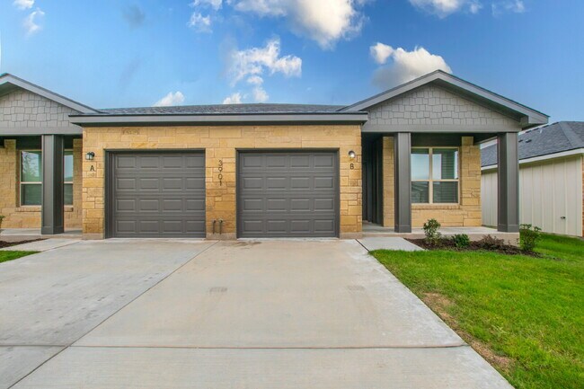 Building Photo - Brand New 3BR Duplex with Modern Concrete Floors & Fenced Yard!