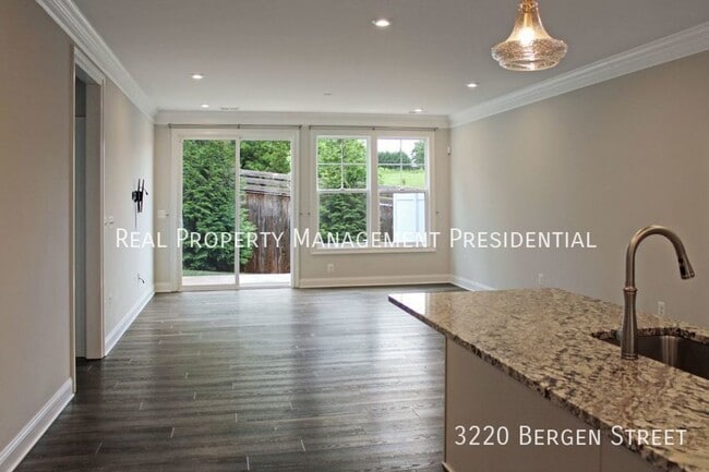 Building Photo - 3-bedroom villa with 1st floor primary
