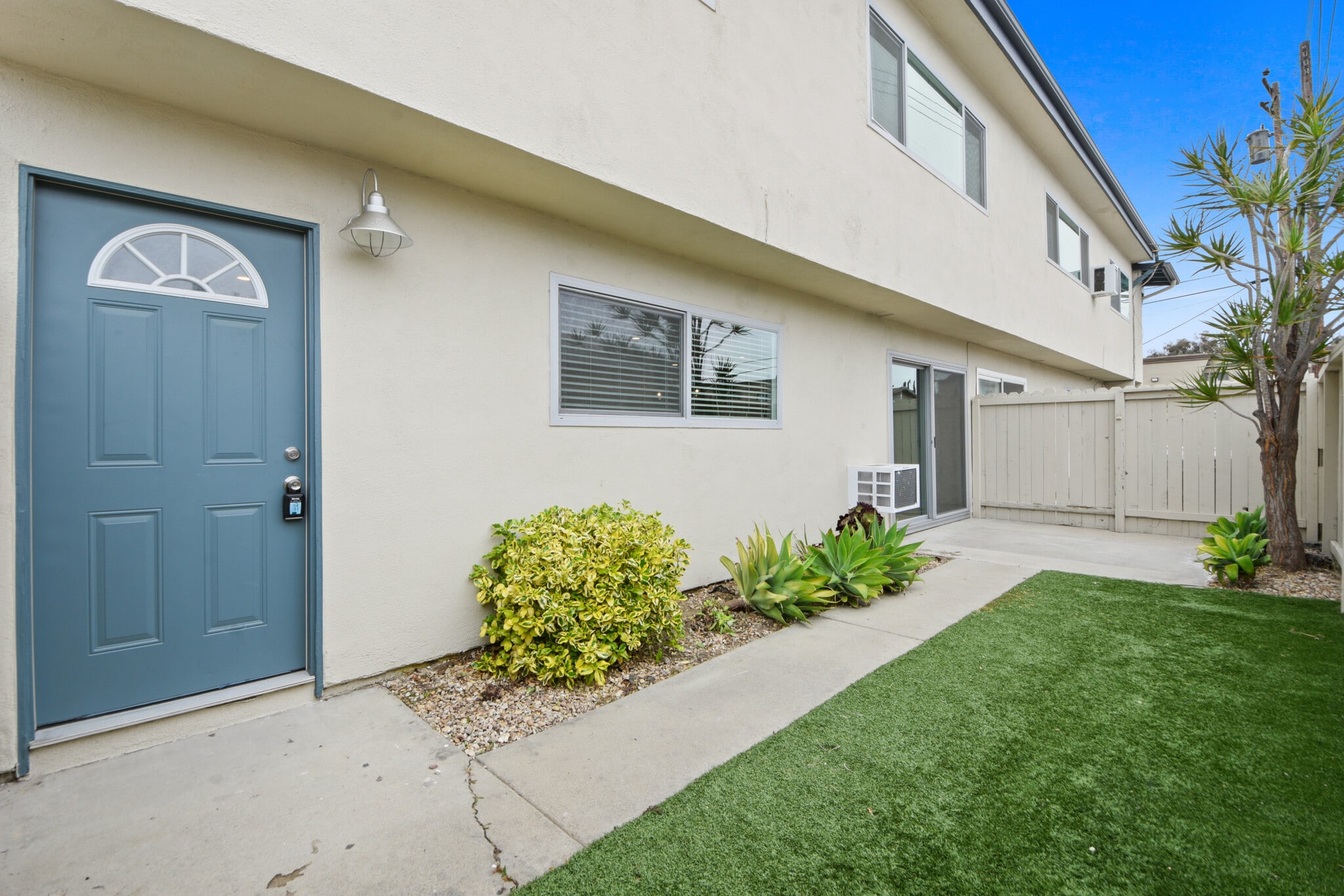 Private Patios - 14075 Ash St