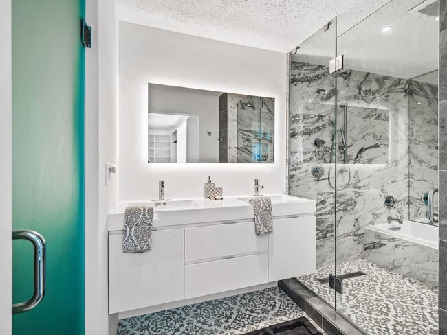 Building Photo - 1811 Breezewood Dr