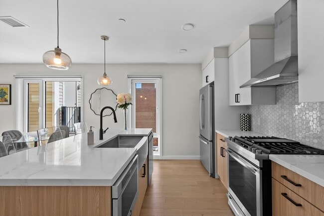 Building Photo - 457 W Broadway