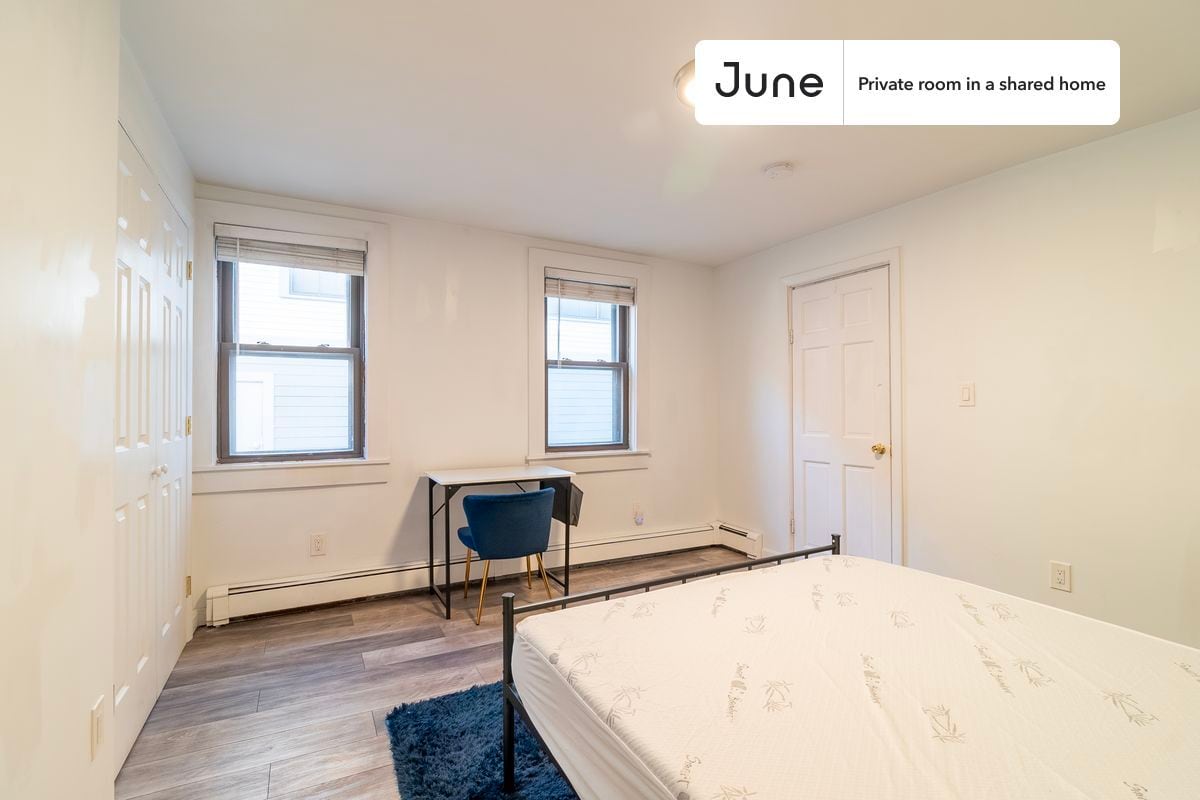 Building Photo - Room in Shared 5 bed/2 bath home in South Boston