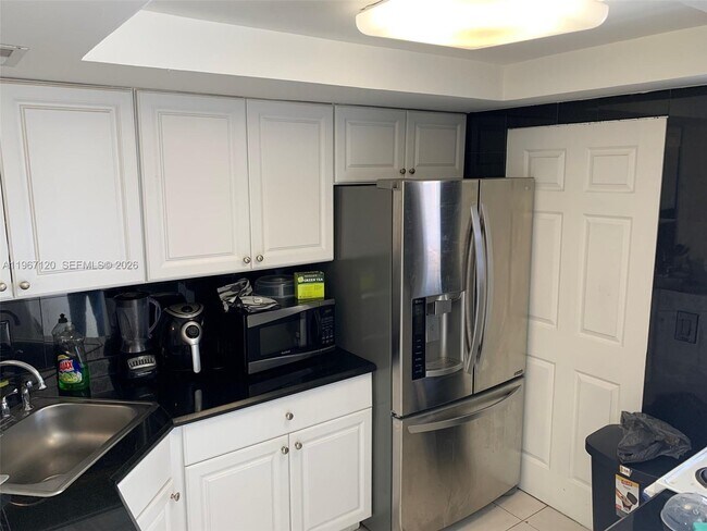 Building Photo - 1333 E Hallandale Beach Blvd