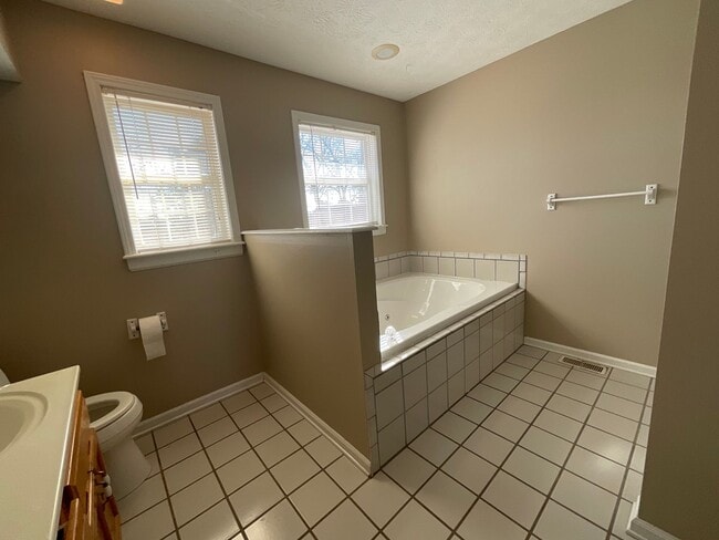 Building Photo - Greenback 37742 - 3 bedroom, 3.5 bath home with bonus room/possible 4th bedroom - Call Terri Kerr...