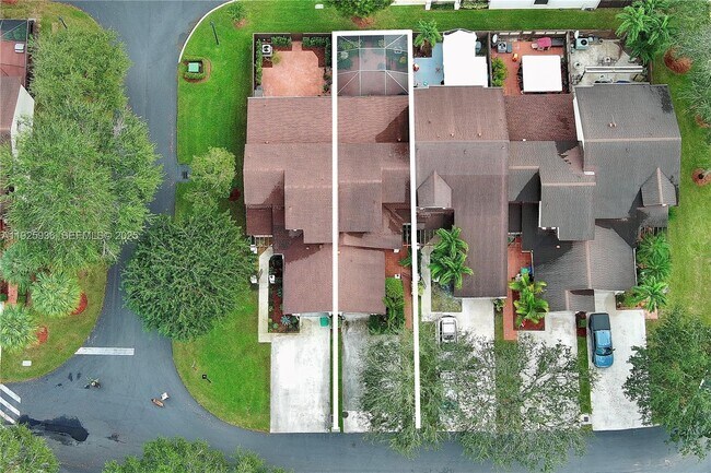 Building Photo - 10161 SW 137th Ct