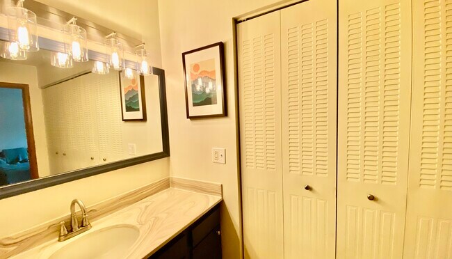 Building Photo - 2011 Viking Dr NW