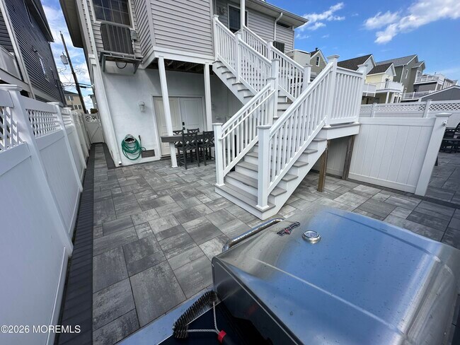 Building Photo - 17 7th Ave