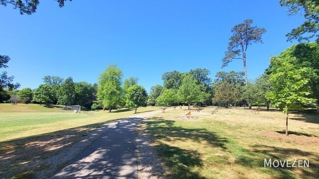 Building Photo - 1221 Westview Ln