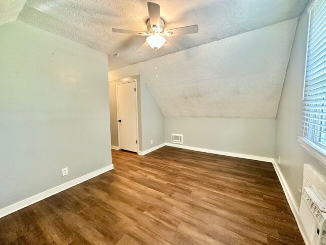 Building Photo - Cozy 2 bedroom Duplex!