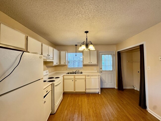 Building Photo - Adorable Duplex- End Unit on Cul-de-Sac