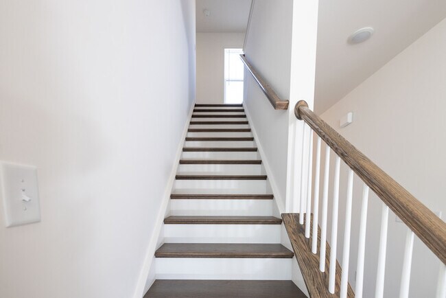 Building Photo - NEW CONSTRUCTION 4BD/2.5 Home in Stonebridge - Golf Course View