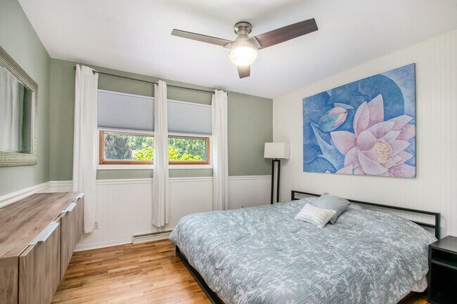 Building Photo - 6-8 months furnished 4 Bedroom 1.5 Bath