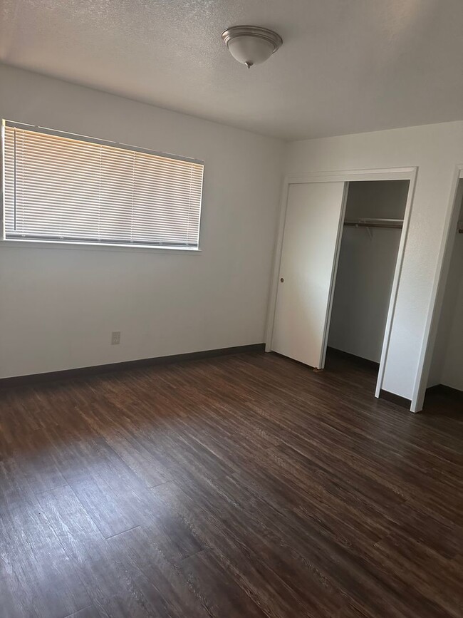 Building Photo - Great 2 bed 1 bath duplex