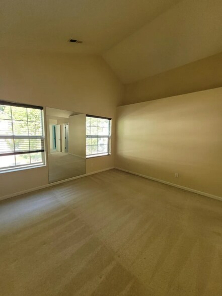 Building Photo - 5686 NE Canard Dr