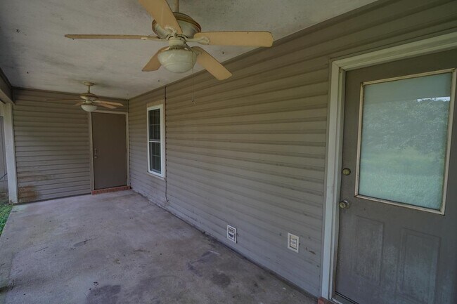 Building Photo - 2418 Ian Dr