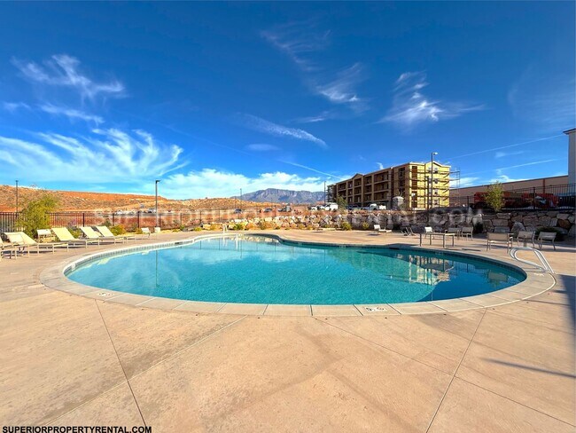 Building Photo - 2 bed, 1 bath Condo