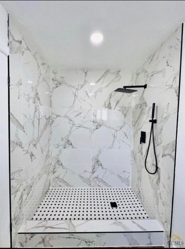 Building Photo - REMODELED 3 bed 2 bath in SW