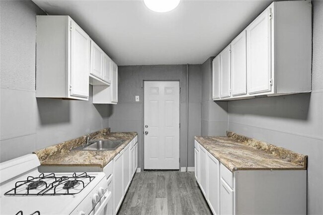 Building Photo - 5-bedroom, 1-bath home in East Pittsburgh