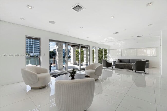 Building Photo - 9380 Bay Dr