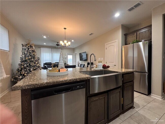 Building Photo - 23 N Soñador Dr