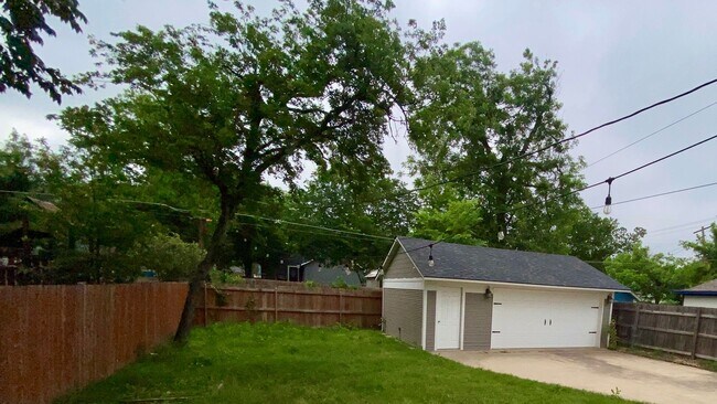 Building Photo - Charming Fairmount Bungalow