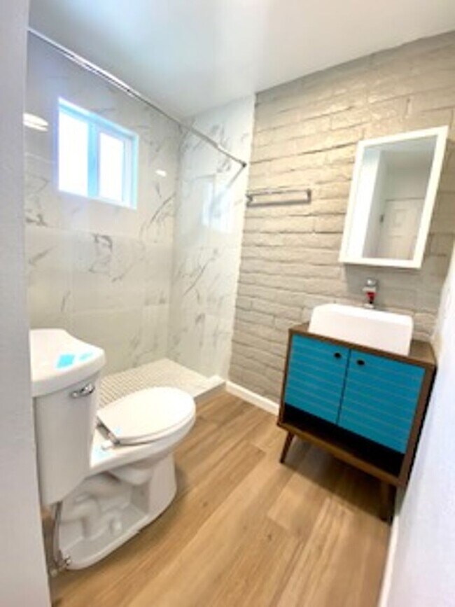 Building Photo - 4 bed 3, bath with connected guest house