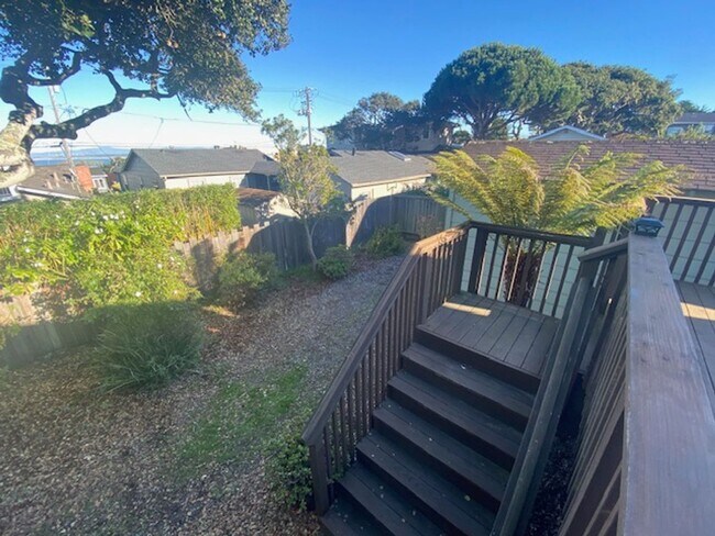 Building Photo - Cozy Monterey Home!