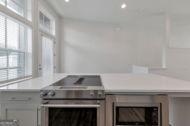 Building Photo - 910 Brees Ct