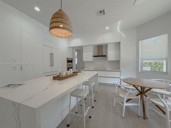 Building Photo - 2556 Jardin Manor
