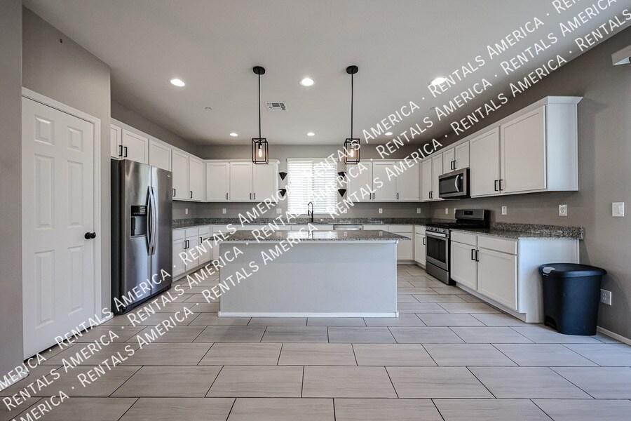 Building Photo - 257 N 56th Pl