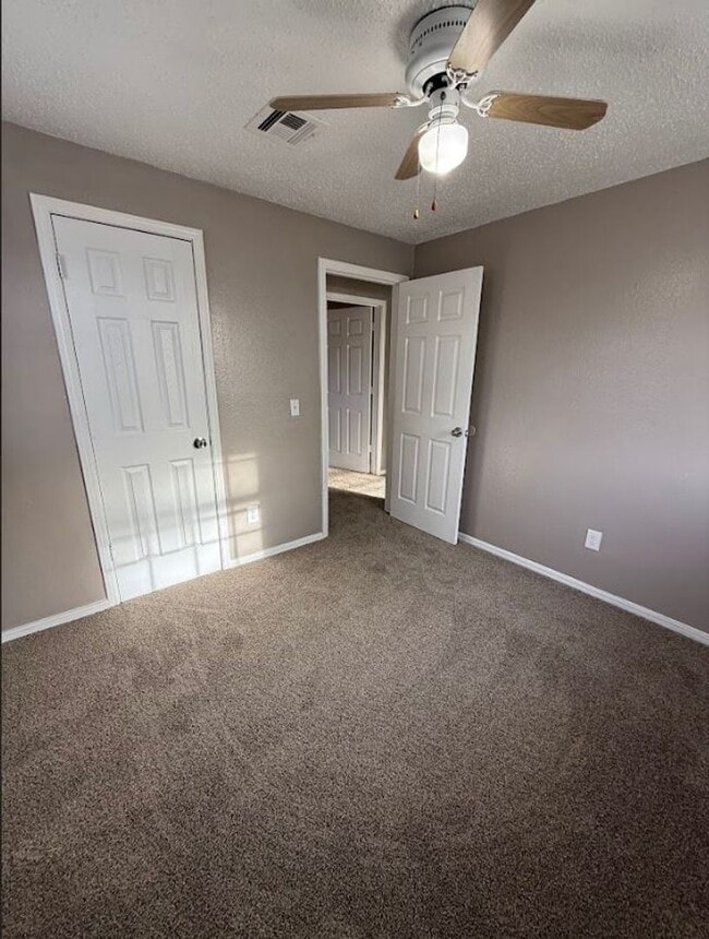 Building Photo - 4 BedroomHome Available!