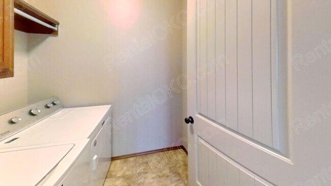 Building Photo - 3/2 plus office in gated SW neighborhood