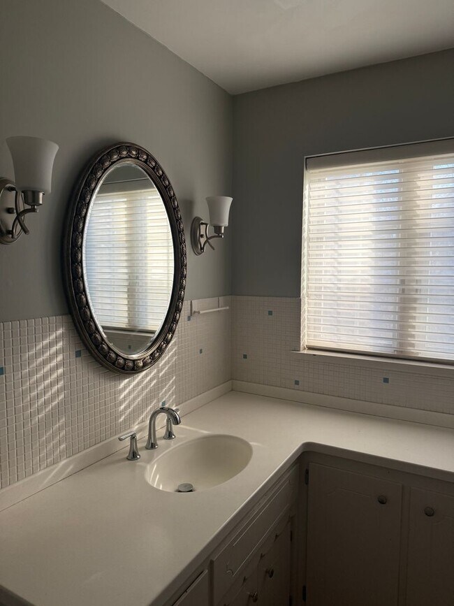 Building Photo - Beverly Manor 946