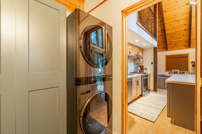 Building Photo - 300 Tomahawk Ave