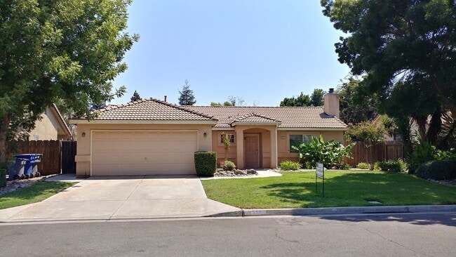 Primary Photo - Big backyard on this NW home, Central Unif...